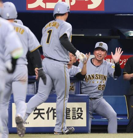 　６回、大山の２点適時二塁打で生還した森下（１）を迎える藤川監督（右）＝撮影・北村雅宏