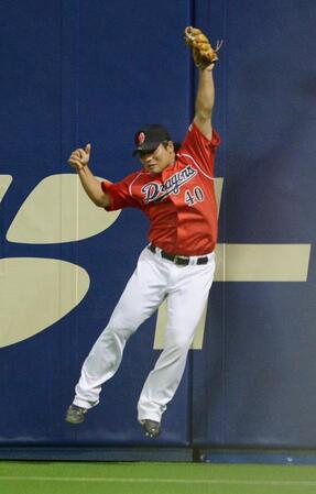 　マートンの飛球を右翼手・平田がフェンスに当たってから捕球したように見えたが、右飛の判定となる＝１３年８月