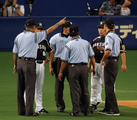 　マートンの打球の判定に抗議し和田監督は遅延行為で退場となる＝１３年８月