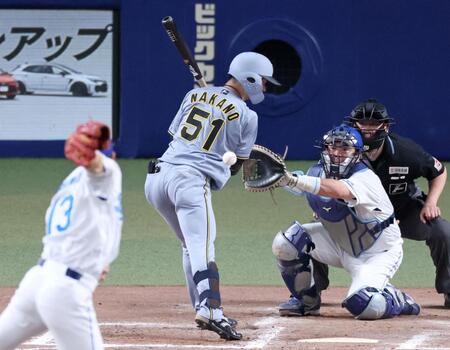 　７回、死球を受ける中野（撮影・立川洋一郎）