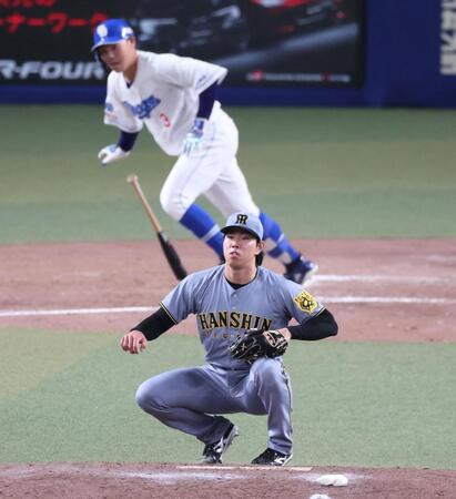 　８回、高橋周に２点適時打を打たれ、勝ち越しを許す工藤（撮影・立川洋一郎）