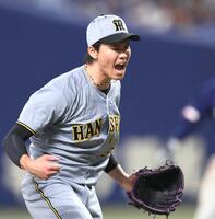 　１０回を無失点に抑える湯浅（撮影・田中太一）