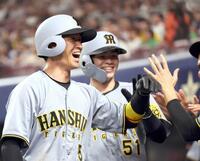 　１１回、勝ち越し打を決めた近本はナインと喜び合う（撮影・田中太一）