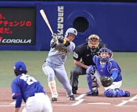 　１回、中前打を放つ近本（撮影・立川洋一郎）