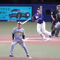 　６回、ボスラーを中飛に打ち取って雄たけびを上げる村上（撮影・立川洋一郎）