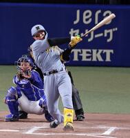 　１１回、左翼線へ２点適時二塁打を放つ森下（撮影・立川洋一郎）