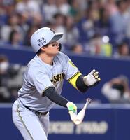 　１回、中飛に倒れる森下（撮影・北村雅宏）