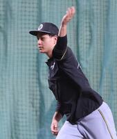 　マウンドの感触を確かめる大竹（撮影・北村雅宏）