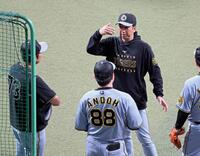 　投手コーチ陣と話をする藤児監督（撮影・立川洋一郎）