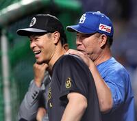 　井上監督（右）と談笑する佐藤輝（撮影・田中太一）