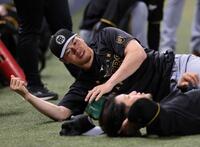 　ストレッチをする佐藤輝（撮影・田中太一）