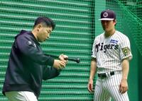 　近藤（左）からアドバイスを受ける前川（撮影・山口登）