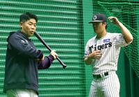 　近藤（左）からアドバイスを受ける前川（撮影・山口登）