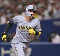 　２回、ソロを放ち生還する佐藤輝（撮影・田中太一）