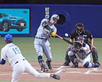 　２回、右中間スタンドへ同点ソロを放つ佐藤輝（撮影・立川洋一郎）