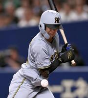 　７回、死球を受ける中野（撮影・田中太一）