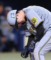 　７回、死球を受けて苦悶の表情を浮かべる中野（撮影・北村雅宏）