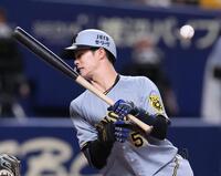 　７回、死球を受ける中野（撮影・北村雅宏）