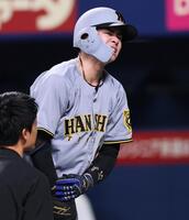 　７回、死球を受けた中野（撮影・田中太一）