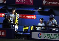 　９回、見逃し三振で最後の打者となり、ベンチで座り込んだままぼう然とする中野（撮影・立川洋一郎）