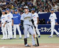 　９回、見逃し三振に倒れゲームセット。打席に立ち尽くす中野（撮影・田中太一）