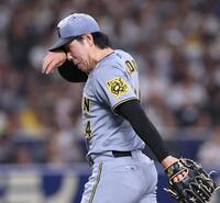 　８回、中日に勝ち越しを許し、ベンチに戻る工藤（撮影・北村雅宏）