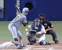 　９回、見逃し三振に倒れる中野（撮影・立川洋一郎）