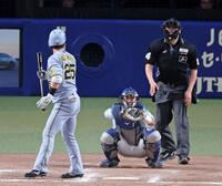 　四球を選び一塁へ向かう渡辺（撮影・立川洋一郎）