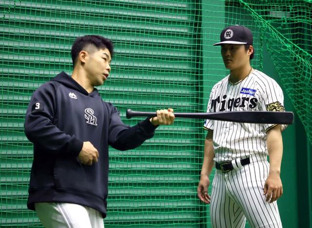 阪神・前川がソフトバンク近藤から“打撃指導”受ける 室内練習場で約