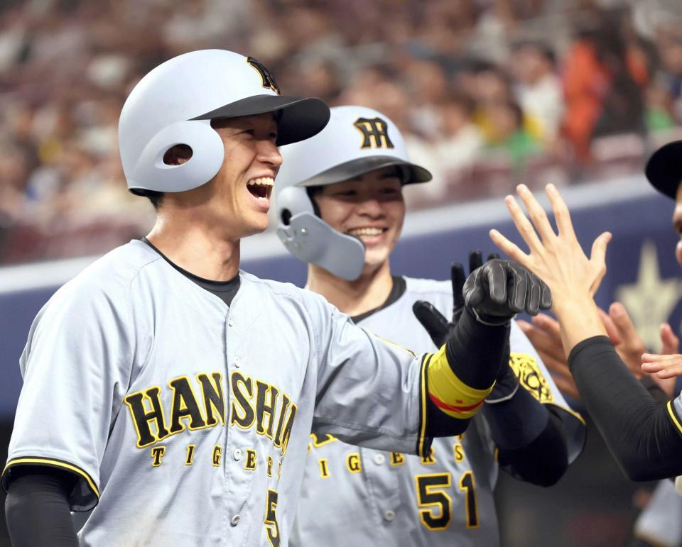 　１１回、勝ち越し打を決めた近本はナインと喜び合う（撮影・田中太一）