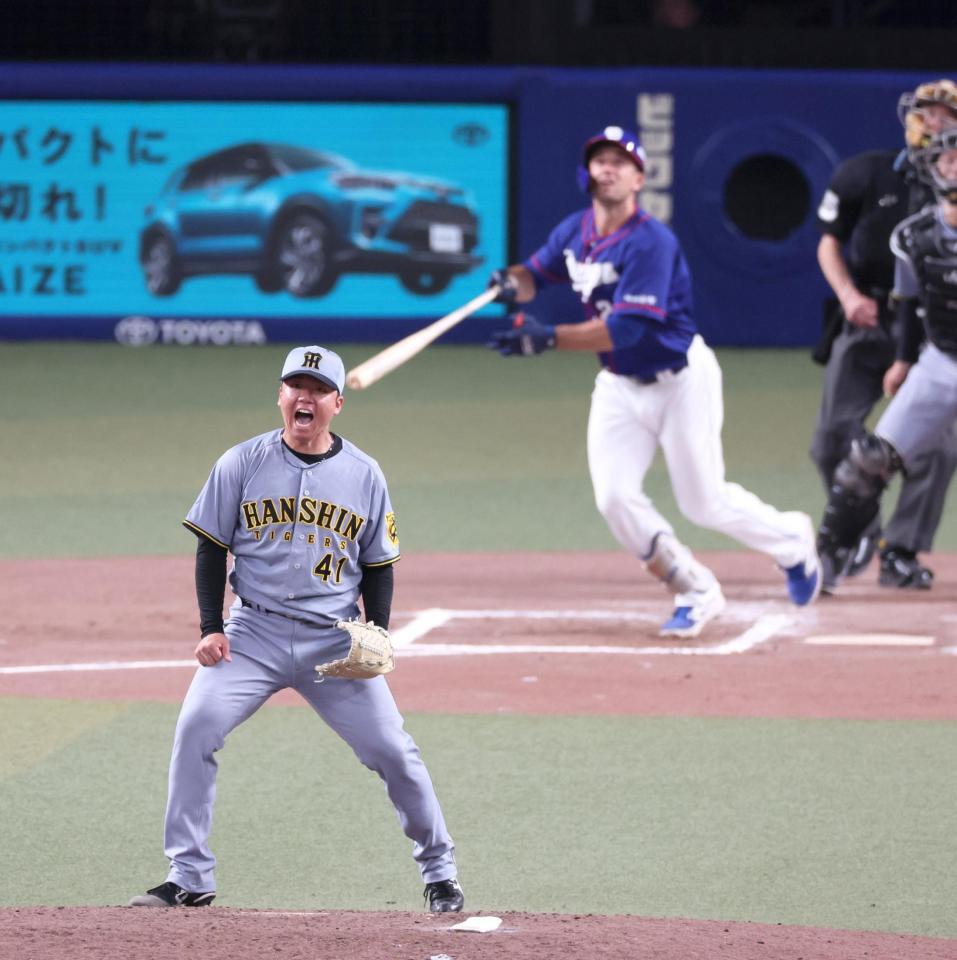 　６回、ボスラーを中飛に打ち取って雄たけびを上げる村上（撮影・立川洋一郎）