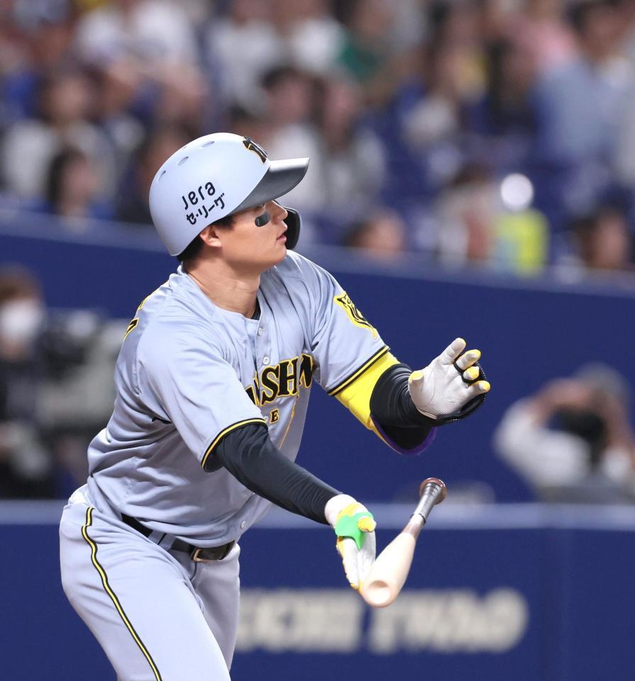 　１回、中飛に倒れる森下（撮影・北村雅宏）