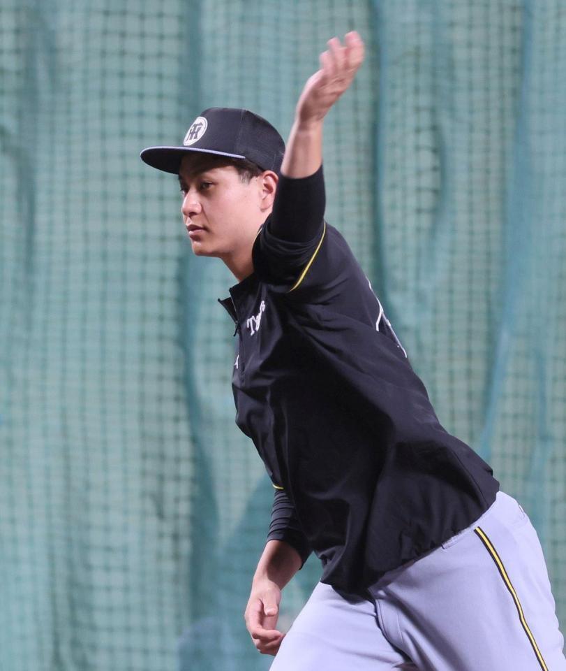 　マウンドの感触を確かめる大竹（撮影・北村雅宏）