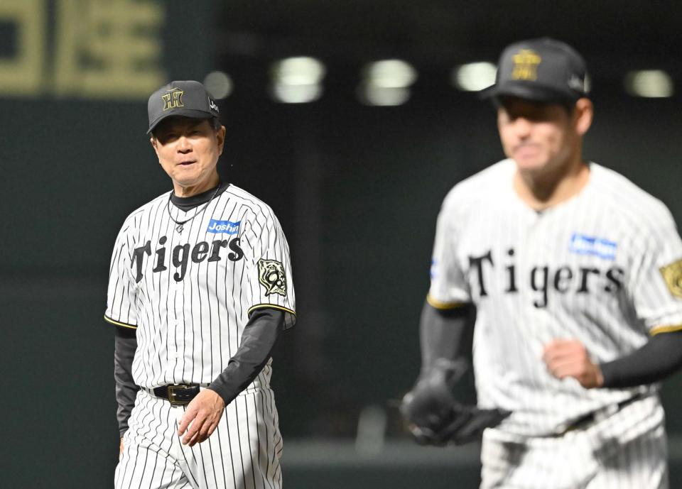 　５回、伊藤稜（右）の降板を告げた平田２軍監督（撮影・西田忠信）