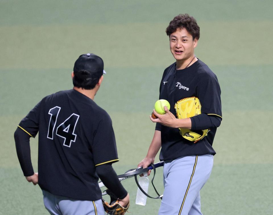 　岩貞（左）と言葉を交わす大竹（撮影・立川洋一郎）