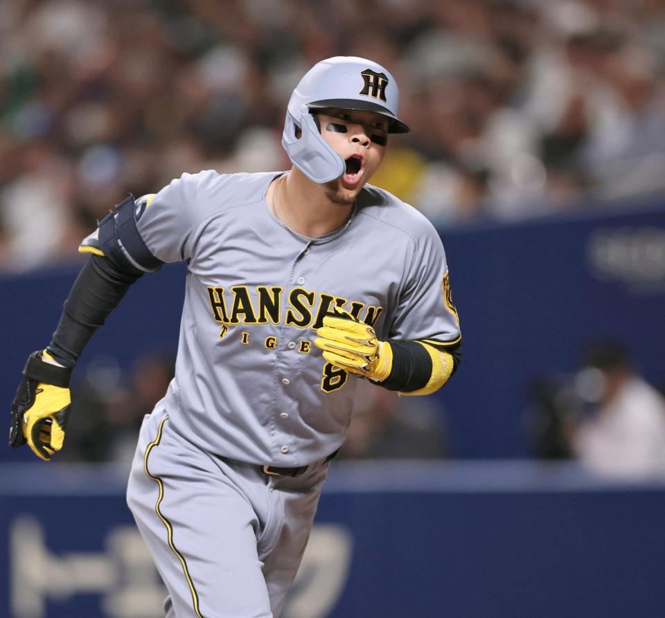 　２回、ソロを放ち生還する佐藤輝（撮影・田中太一）