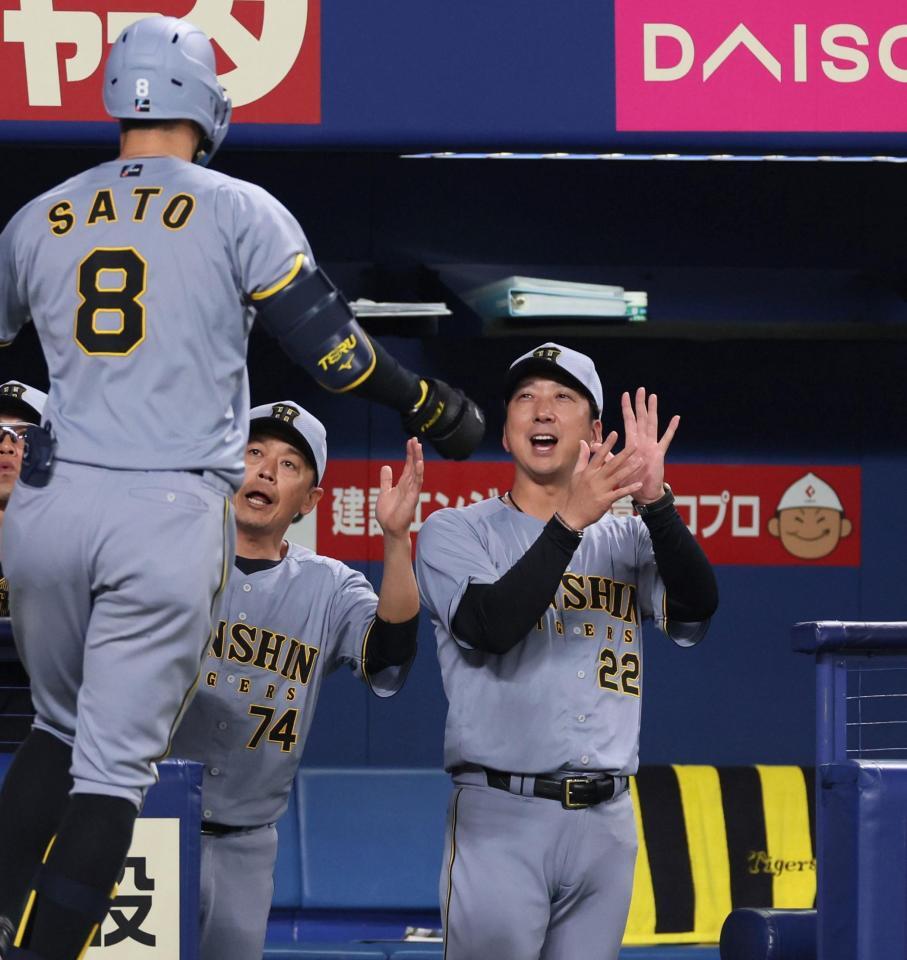 　２回、同点ソロを放った佐藤輝（８）を迎える藤川監督（右）＝撮影・北村雅宏