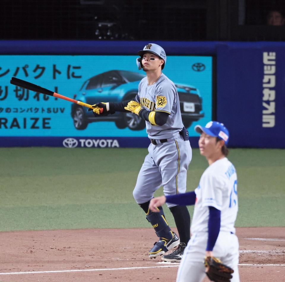 　２回、右中間スタンドへ同点ソロを放つ佐藤輝（撮影・立川洋一郎）