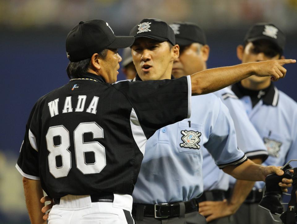 ３回、マートンの右飛の判定に抗議する和田監督（２０１３年）
