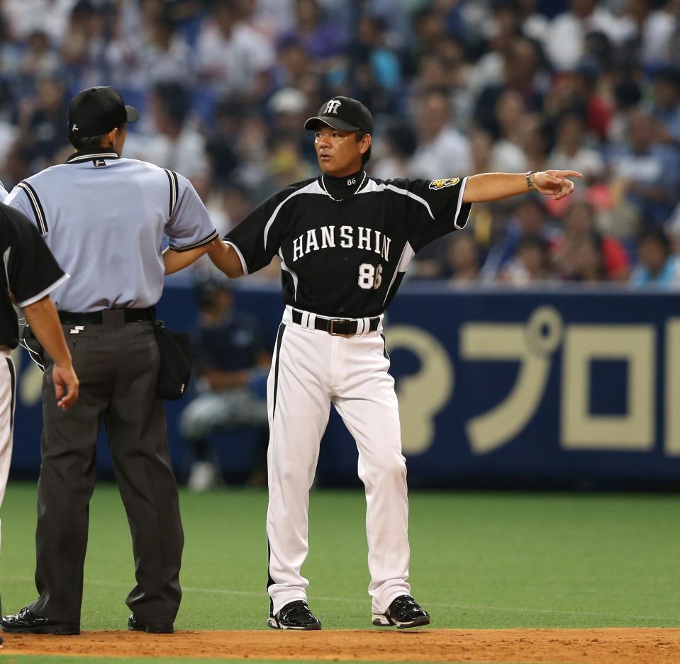 ３回、山本球審の袖を持ち抗議する和田監督（２０１３年）