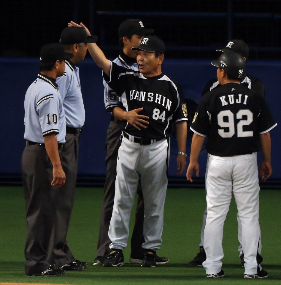 ３回、マートンの打球の判定で和田監督が退場になり、黒田ヘッドコーチ（８４）も審判に抗議（２０１３年）