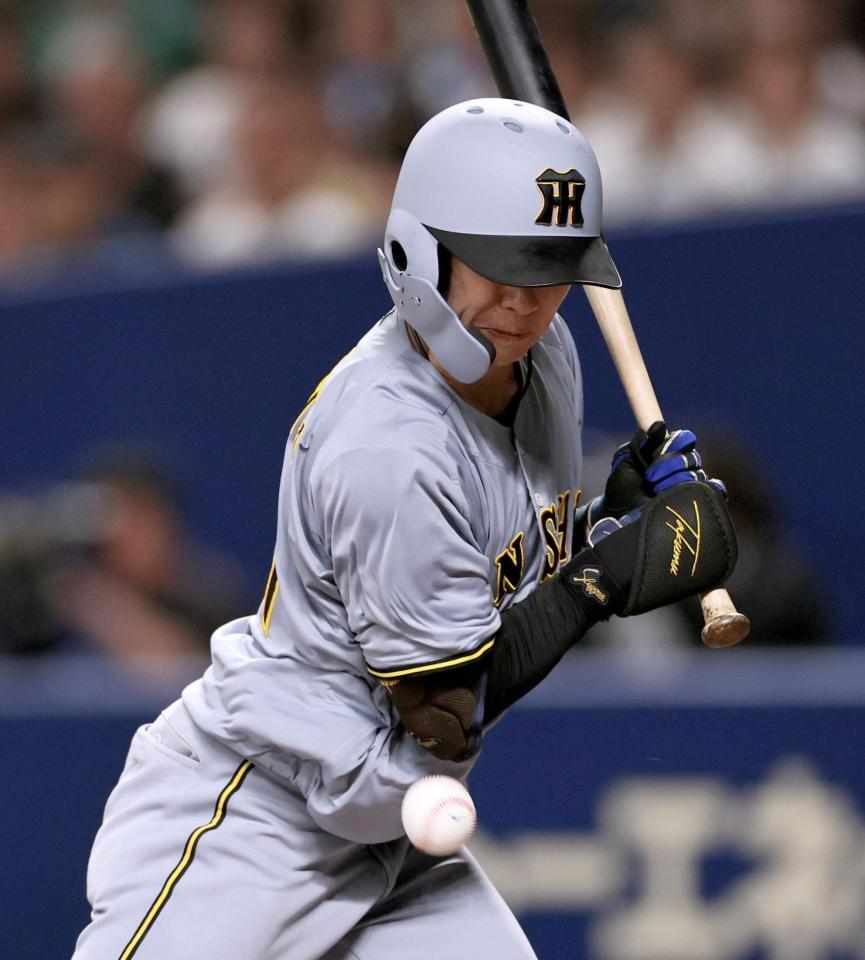 　７回、死球を受ける中野（撮影・田中太一）