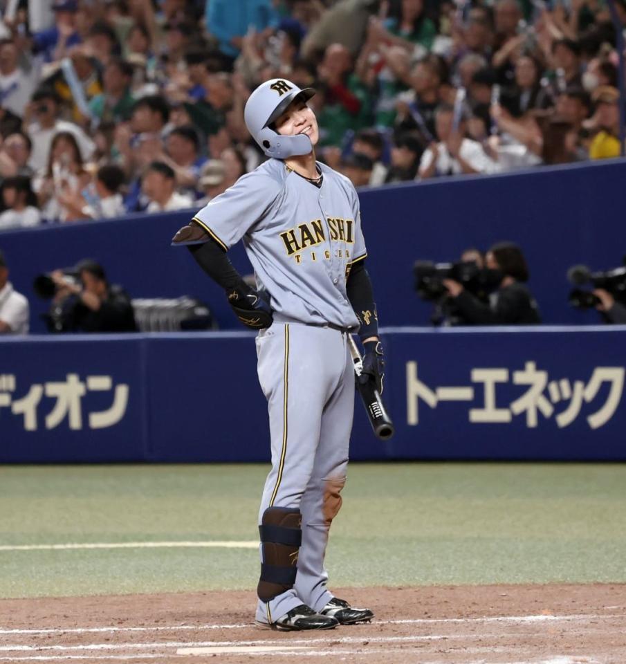 　９回、見逃し三振に倒れゲームセット。打席に立ち尽くす中野（撮影・田中太一）