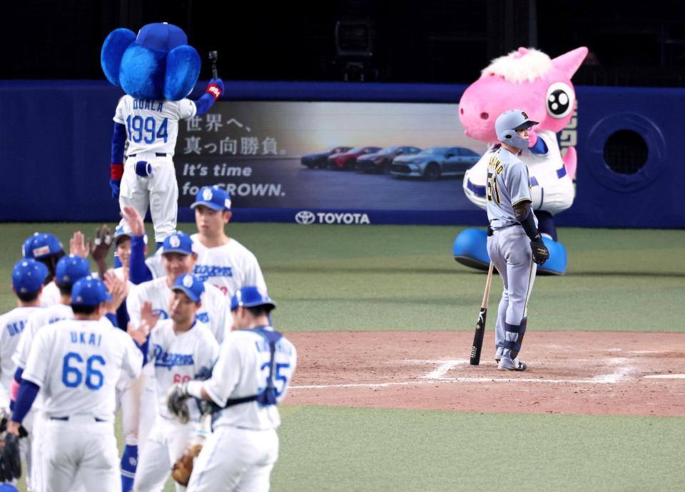 　９回、見逃し三振で試合終了。判定に納得できず、呆然とバッターボックスに立ち尽くす中野（撮影・立川洋一郎）