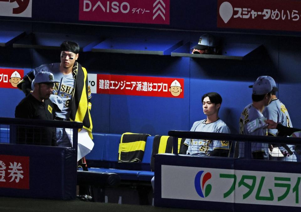 　９回、見逃し三振で最後の打者となり、ベンチで座り込んだままぼう然とする中野（撮影・立川洋一郎）