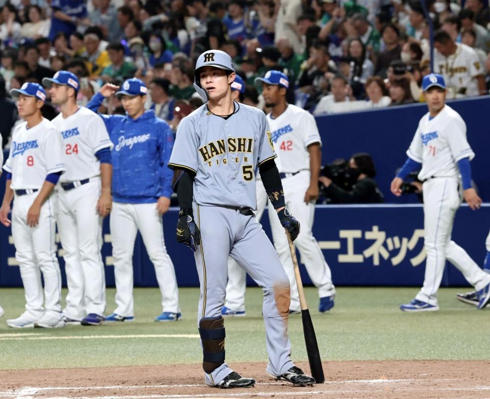 　９回、見逃し三振に倒れゲームセット。打席に立ち尽くす中野（撮影・田中太一）