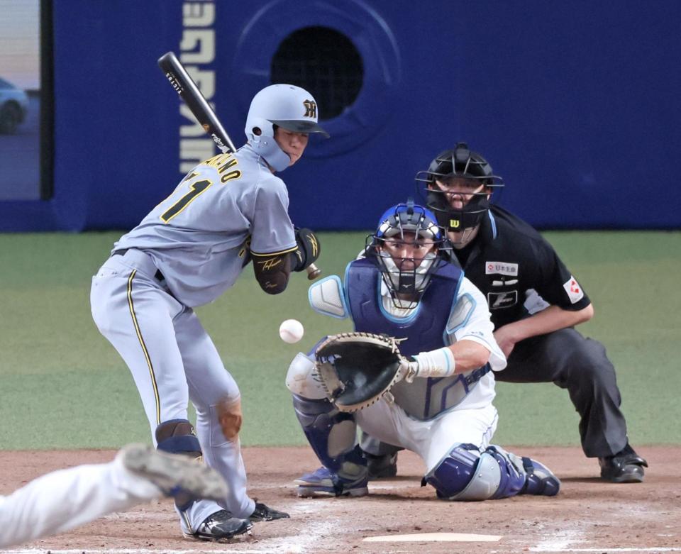 　９回、見逃し三振に倒れる中野（撮影・立川洋一郎）