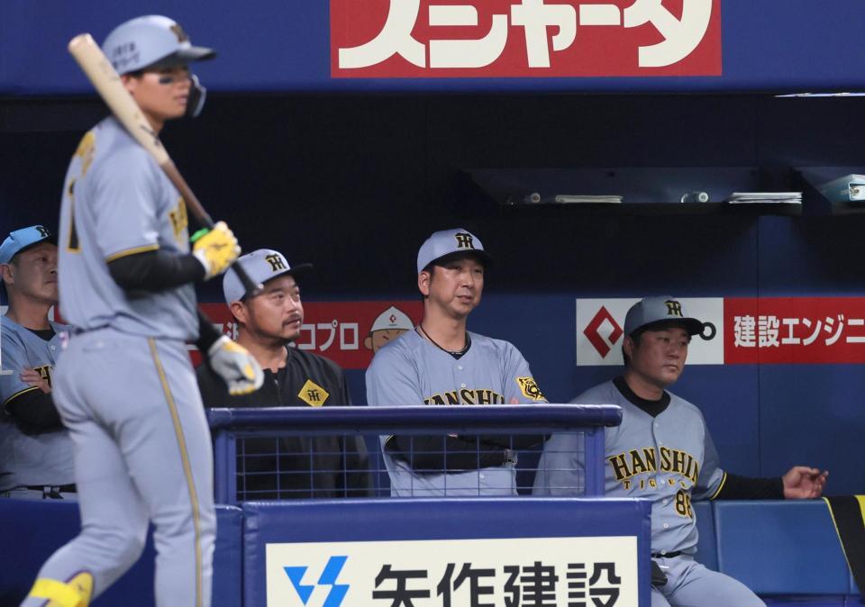 　中日に惜敗し、険しい表情の藤川監督（中央）＝撮影・北村雅宏