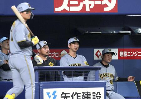 　中日に惜敗し、険しい表情の藤川監督（中央）＝撮影・北村雅宏