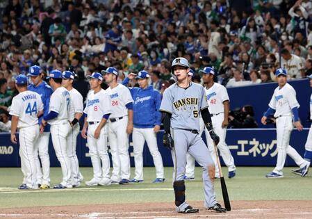 　９回、見逃し三振に倒れゲームセット。打席に立ち尽くす中野（撮影・田中太一）